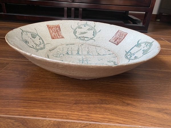 古玩陶瓷明晚期·哥釉紅綠彩亭臺樓閣紋大盤拍賣,當前價格1580元