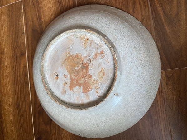 古玩陶瓷明晚期·哥釉紅綠彩亭臺樓閣紋大盤拍賣,當前價格1580元