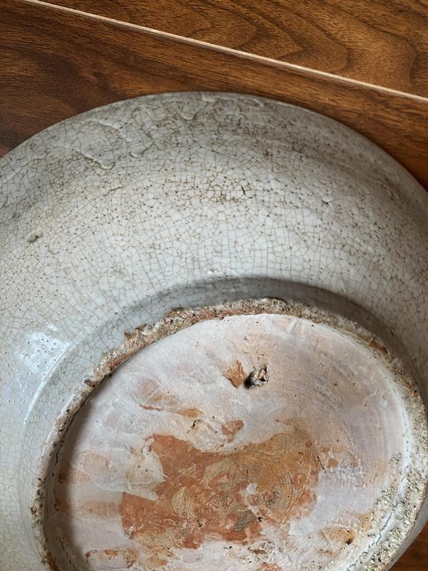古玩陶瓷明晚期·哥釉紅綠彩亭臺樓閣紋大盤拍賣,當前價格1580元