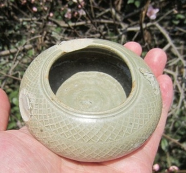 古玩陶瓷西晋越窑荸荠扁文房水盂拍卖，当前价格2600元