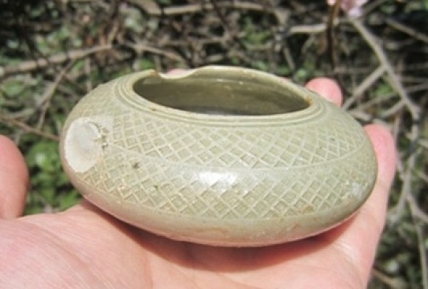 古玩陶瓷西晋越窑荸荠扁文房水盂拍卖，当前价格2600元