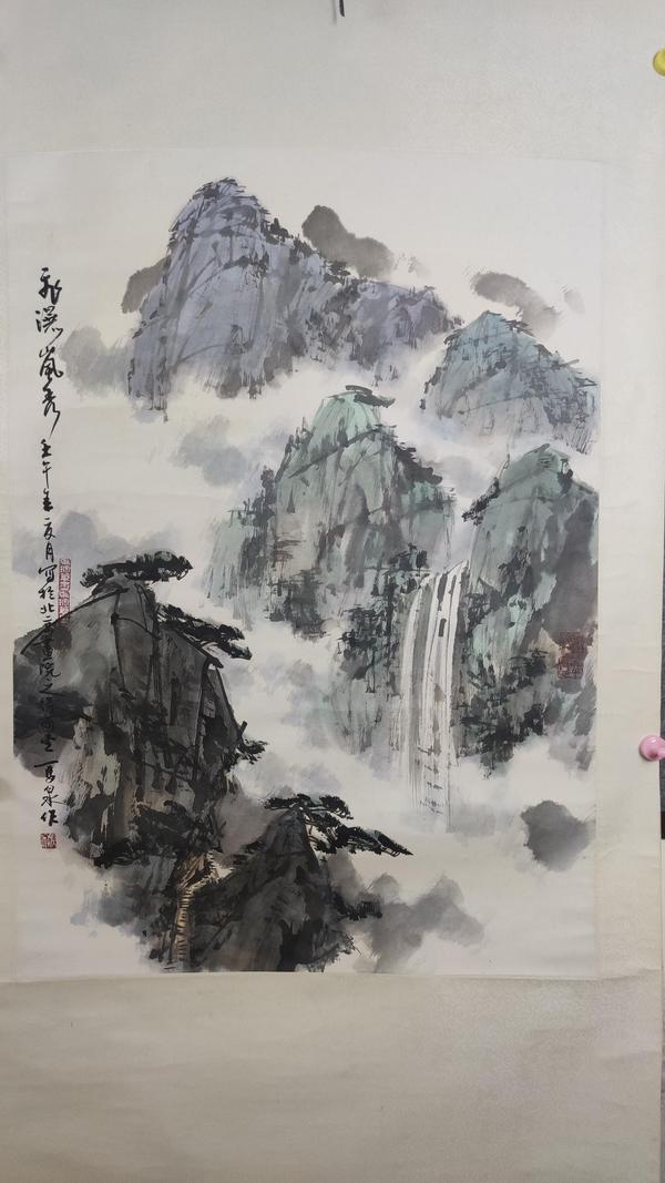 古玩字畫雅昌拍賣回來中國當(dāng)代著名書畫家馬泉飛瀑嵐秀圖拍賣，當(dāng)前價(jià)格6000元