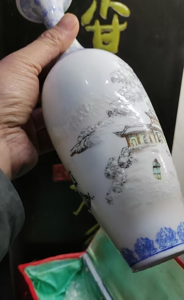 古玩陶瓷薄胎雪景山水紋撇口瓶拍賣，當前價格688元