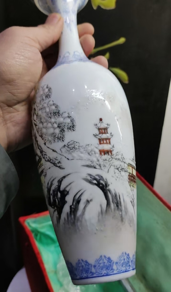 古玩陶瓷薄胎雪景山水紋撇口瓶拍賣，當前價格688元