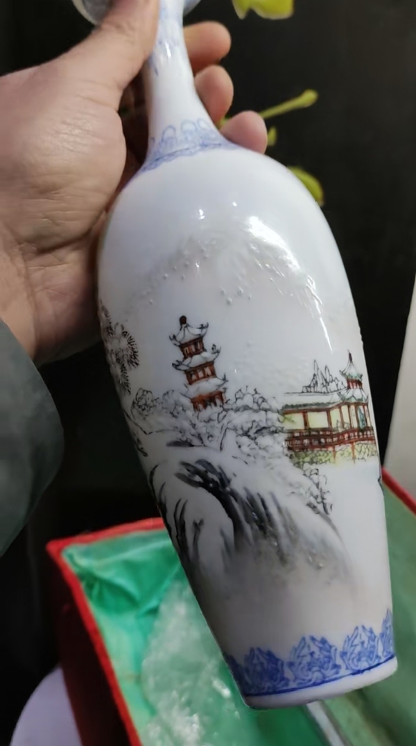 古玩陶瓷薄胎雪景山水紋撇口瓶拍賣，當前價格688元