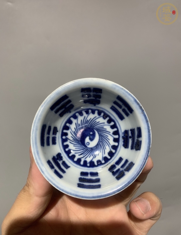 古玩陶瓷豆青釉青花八卦杯真品鑒賞圖