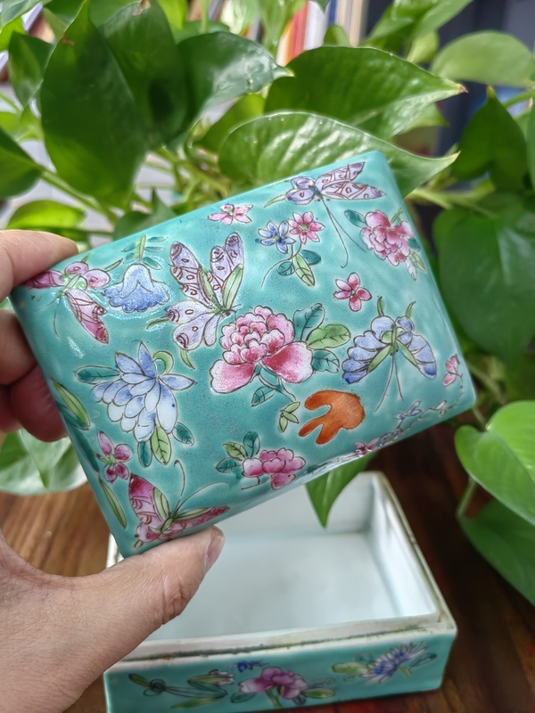 古玩陶瓷民國松石綠地粉彩花蝶紋蓋盒拍賣,當前價格3580元