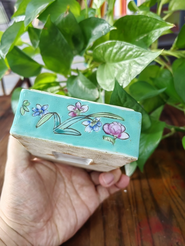 古玩陶瓷民國松石綠地粉彩花蝶紋蓋盒拍賣,當前價格3580元