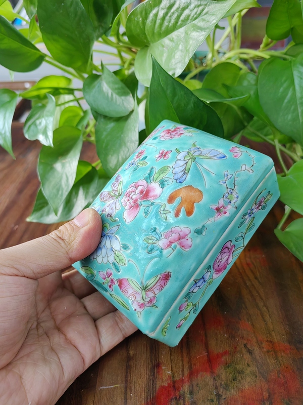 古玩陶瓷民國松石綠地粉彩花蝶紋蓋盒拍賣,當前價格3580元