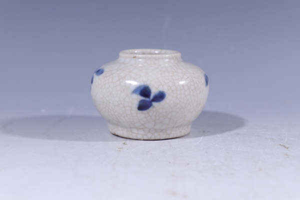 古玩陶瓷明晚期·哥釉青花花卉纹水盂拍卖，当前价格6596元