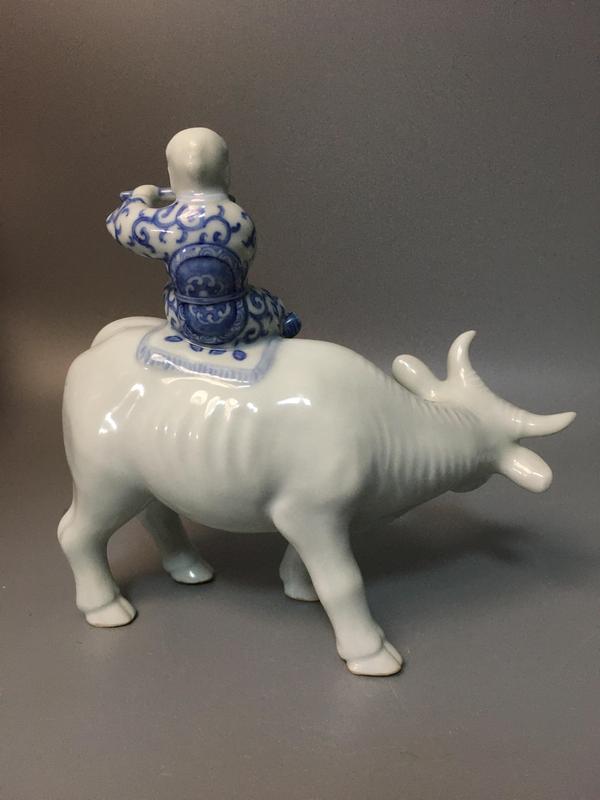 古玩陶瓷【稀有擺件】民國青花童子牧牛瓷塑拍賣,當前價格6600元