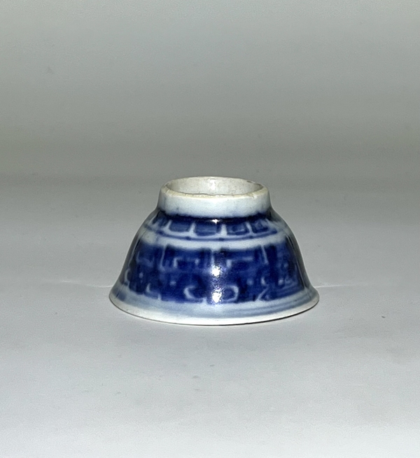 古玩陶瓷乾隆青花夔龍紋壓手杯拍賣,當(dāng)前價(jià)格2500元