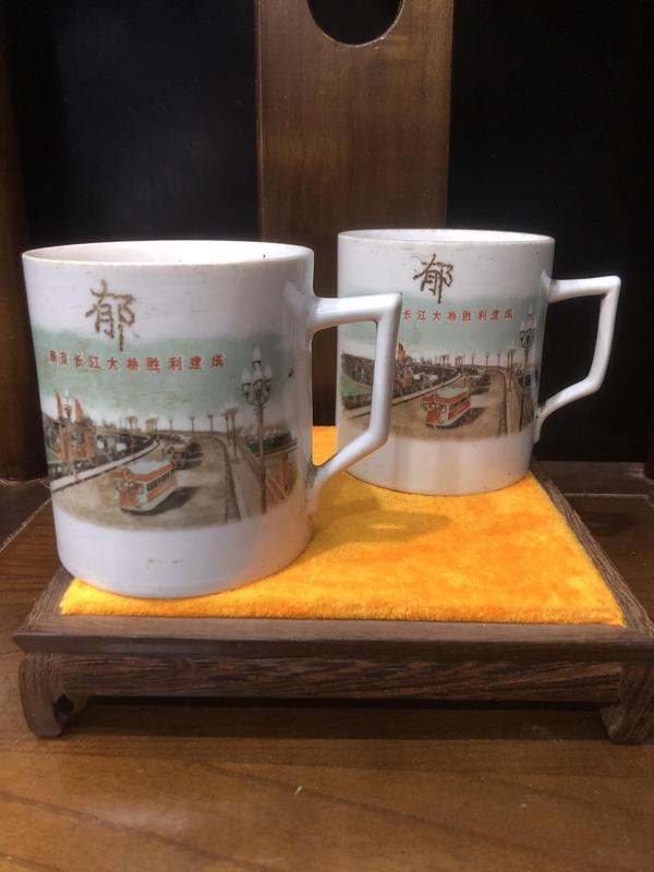 古玩陶瓷(新年放漏中)文革瓷-特殊時期-字款-執杯一對拍賣,當前價格2007元