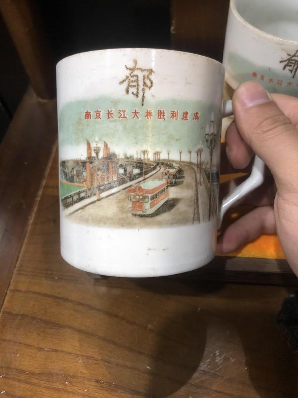 古玩陶瓷(新年放漏中)文革瓷-特殊時期-字款-執杯一對拍賣,當前價格2007元
