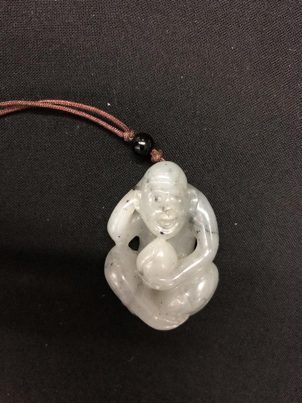 古玩轉(zhuǎn)賣和田玉雕“靈猴獻壽”掛墜拍賣，當前價格138元