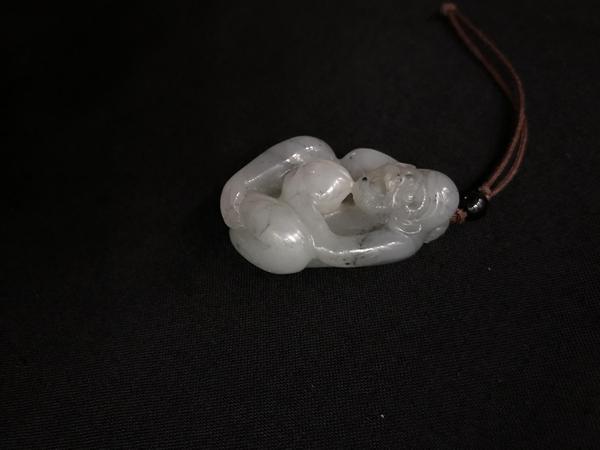 古玩玉器和田玉雕“靈猴獻壽”掛墜拍賣,當前價格888元