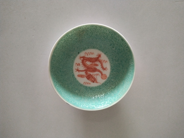 古玩陶瓷松石绿釉轧道粉彩龙纹茶碗拍卖，当前价格3698元