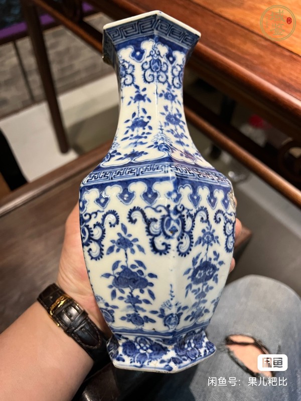 古玩陶瓷青花花果紋六方瓶真品鑒賞圖