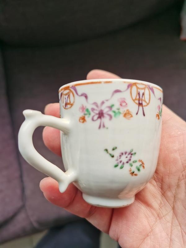 古玩陶瓷花卉紋執杯拍賣，當前價格350元