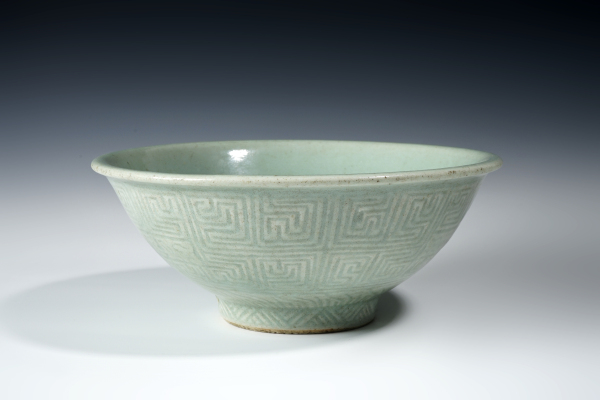 古玩陶瓷清乾隆·豆青釉暗刻夔龙纹大碗拍卖，当前价格8128元