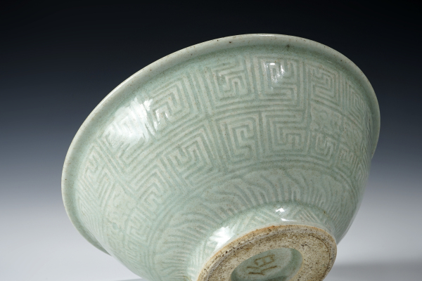 古玩陶瓷清乾隆·豆青釉暗刻夔龙纹大碗拍卖，当前价格8128元