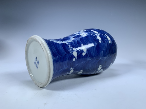 古玩陶瓷光绪·青花留白冰梅纹鸡腿瓶拍卖，当前价格1848元