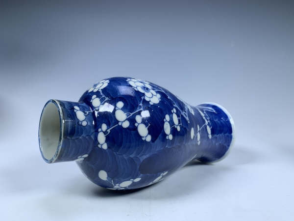古玩陶瓷光绪·青花留白冰梅纹鸡腿瓶拍卖，当前价格1848元