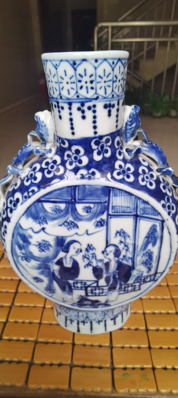 古玩陶瓷中晚期抱月瓶拍賣,當前價格6800元