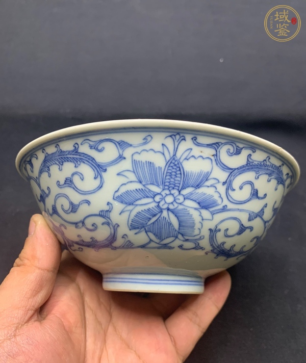 古玩陶瓷清乾隆青花缠枝花卉纹碗真品鉴赏图