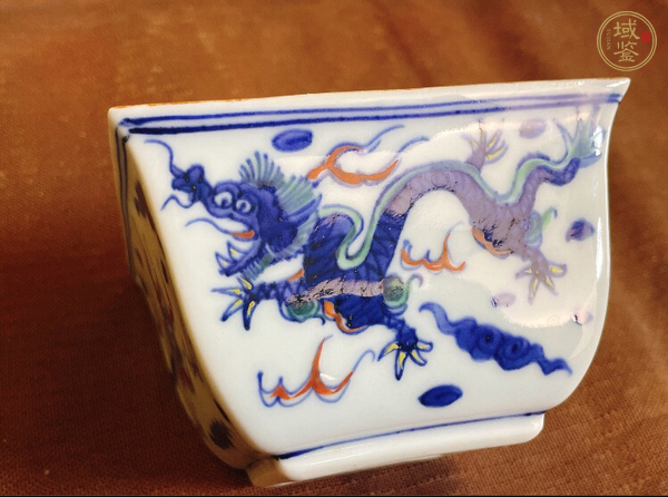 古玩瓷器青花加彩云龙纹方斗杯真品鉴赏图