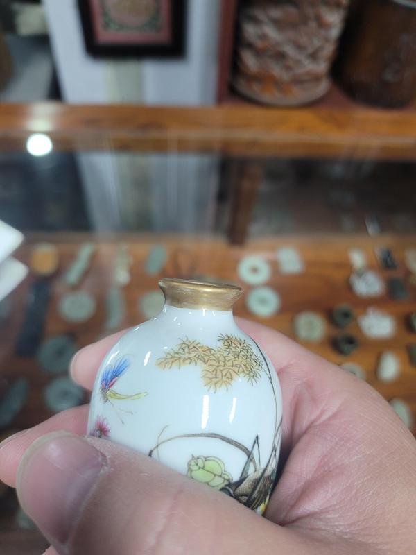 古玩陶瓷晚清民國粉彩蟲草紋鼻煙壺拍賣,當前價格6800元