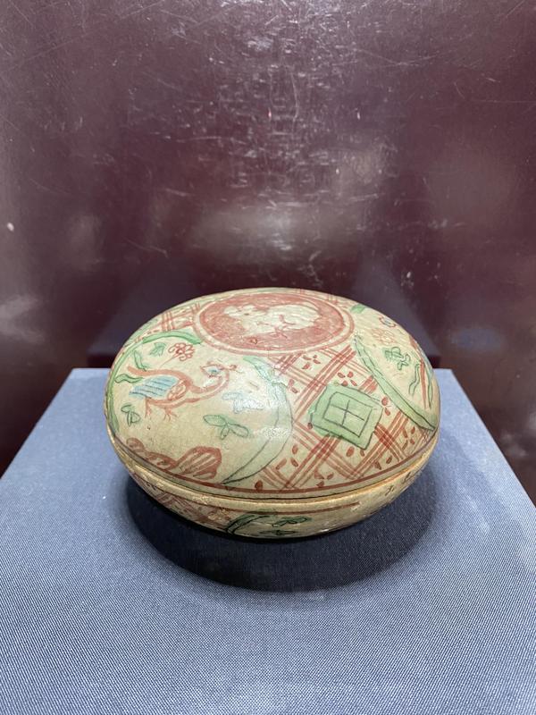 古玩陶瓷明紅綠彩開窗鳳紋粉盒拍賣,當前價格2980元