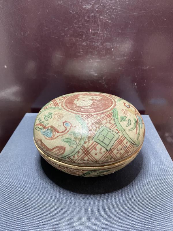 古玩陶瓷明紅綠彩開窗鳳紋粉盒拍賣,當前價格2980元