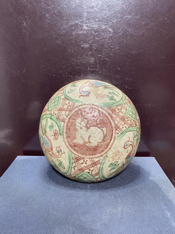 古玩陶瓷明紅綠彩開窗鳳紋粉盒拍賣,當前價格2980元