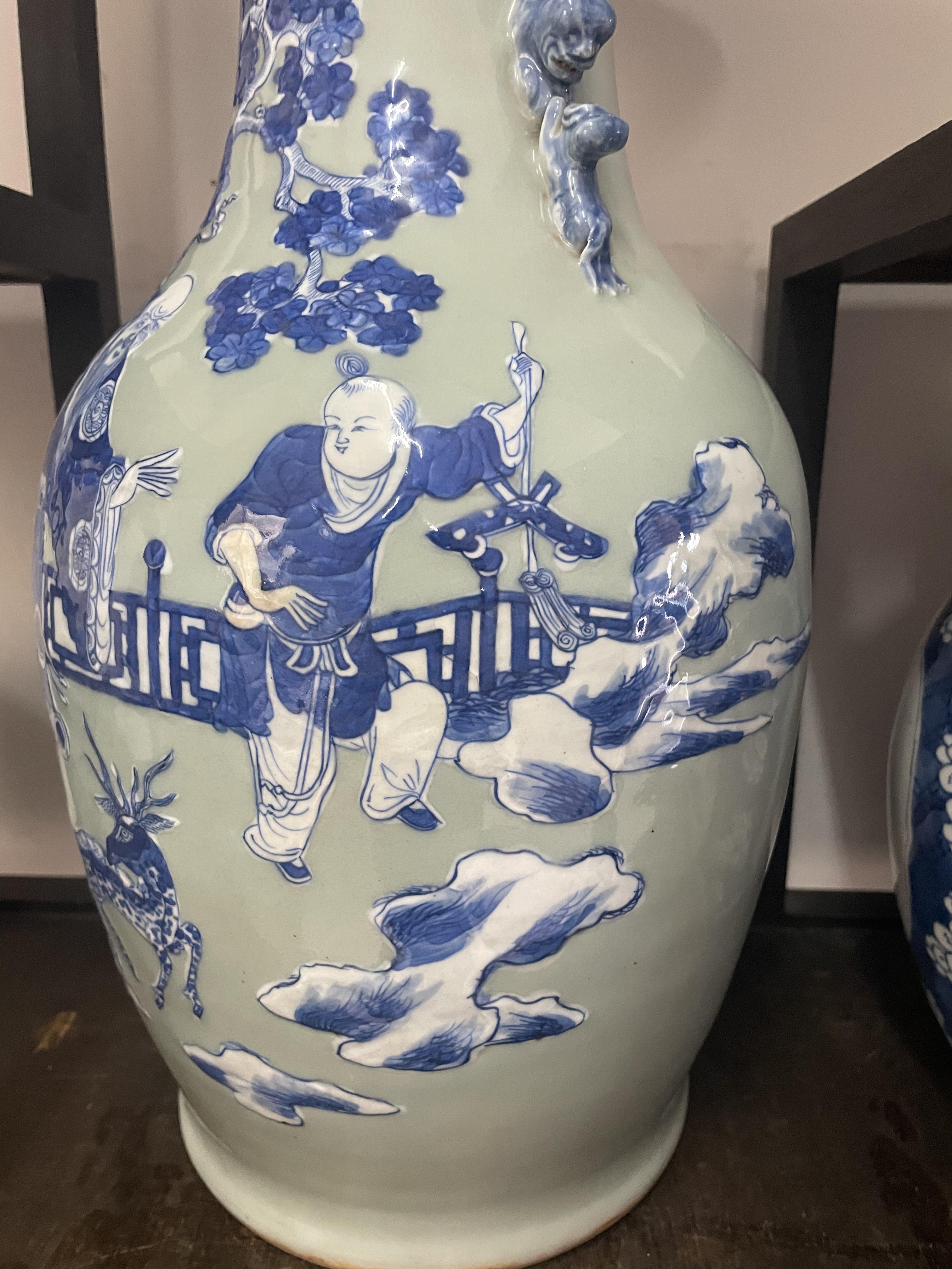 清乾隆 青花 豆青釉 彫刻 八宝紋抱月瓶 中国美術 高さ51CM 横