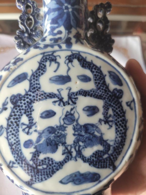 古玩轉賣青花雙龍戲珠紋抱月瓶拍賣,當前價格1500元