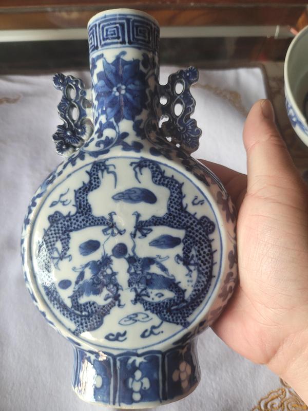 古玩陶瓷青花雙龍戲珠紋抱月瓶拍賣,當(dāng)前價(jià)格8800元