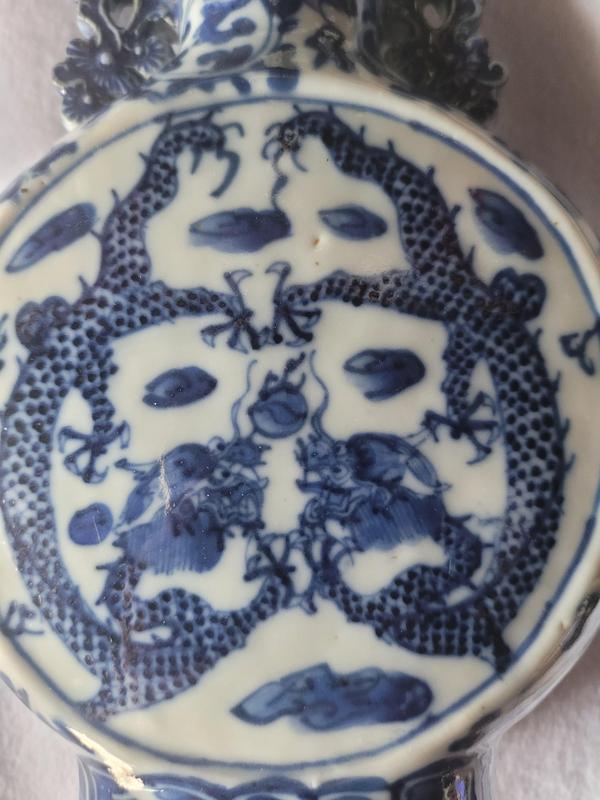 古玩陶瓷青花雙龍戲珠紋抱月瓶拍賣,當(dāng)前價(jià)格8800元