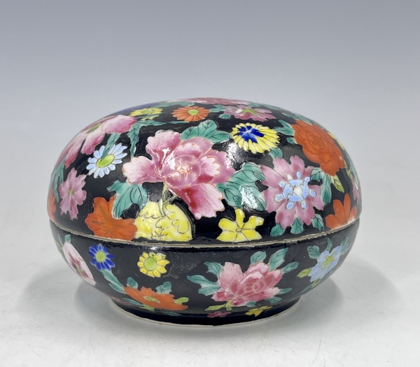 古玩轉賣墨地百花粉彩捧盒拍賣，當前價格850元