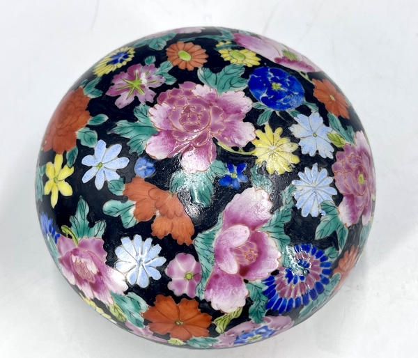 古玩陶瓷墨地百花粉彩捧盒拍賣,當前價格1800元