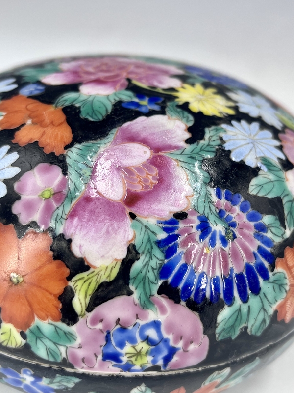 古玩陶瓷墨地百花粉彩捧盒拍賣，當(dāng)前價(jià)格1800元