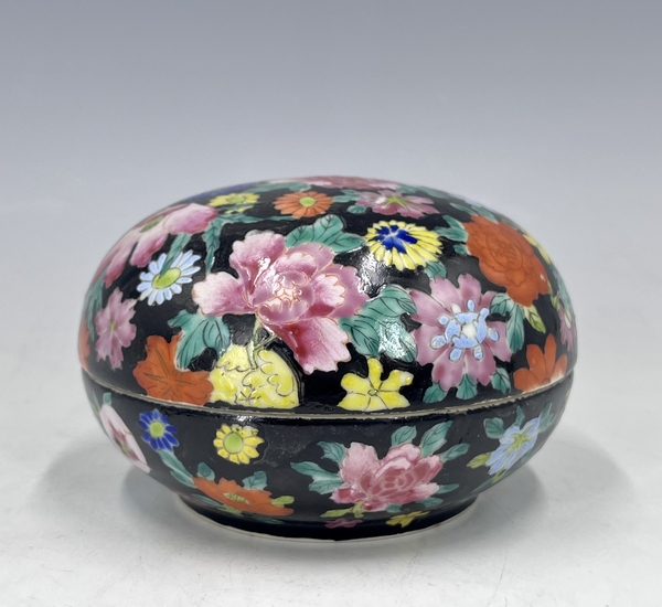 古玩陶瓷墨地百花粉彩捧盒拍賣，當(dāng)前價(jià)格1800元