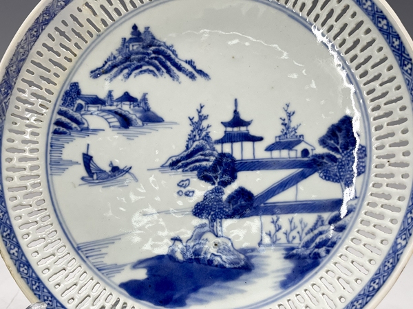 古玩陶瓷清乾隆?青花山水樓閣婁空盤(pán)拍賣，當(dāng)前價(jià)格2200元