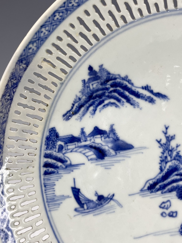 古玩陶瓷清乾隆?青花山水樓閣婁空盤(pán)拍賣，當(dāng)前價(jià)格2200元