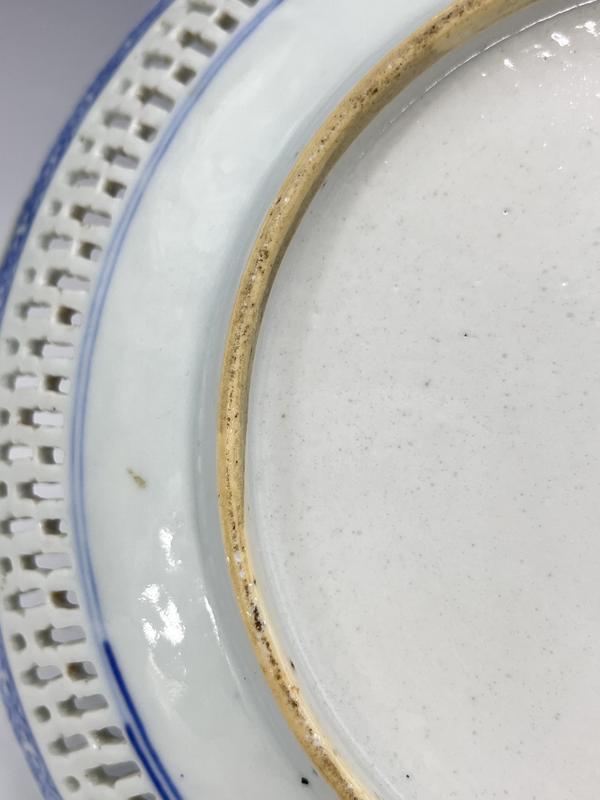 古玩陶瓷清乾隆?青花山水樓閣婁空盤拍賣,當前價格2200元