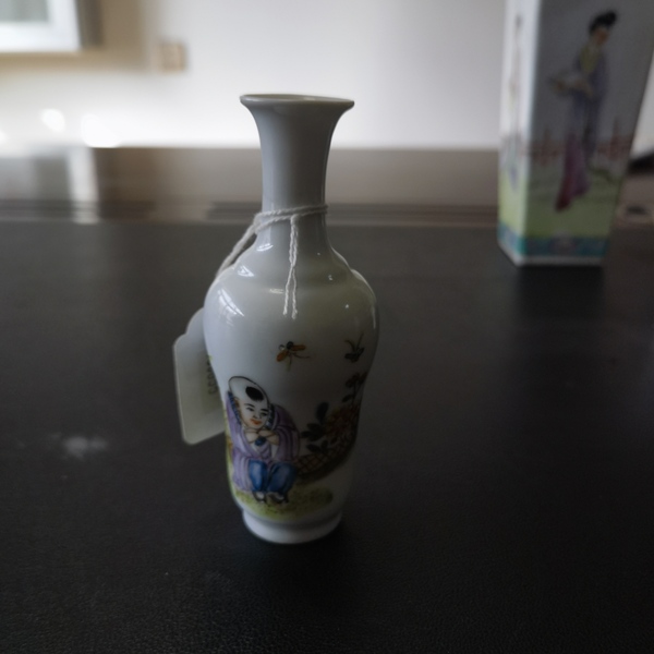 古玩陶瓷粉彩人物故事紋瓶拍賣，當前價格2000元