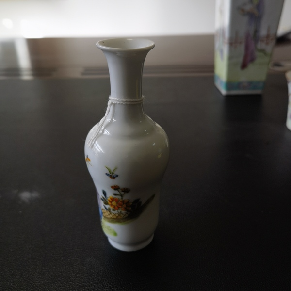 古玩陶瓷粉彩人物故事紋瓶拍賣，當前價格2000元