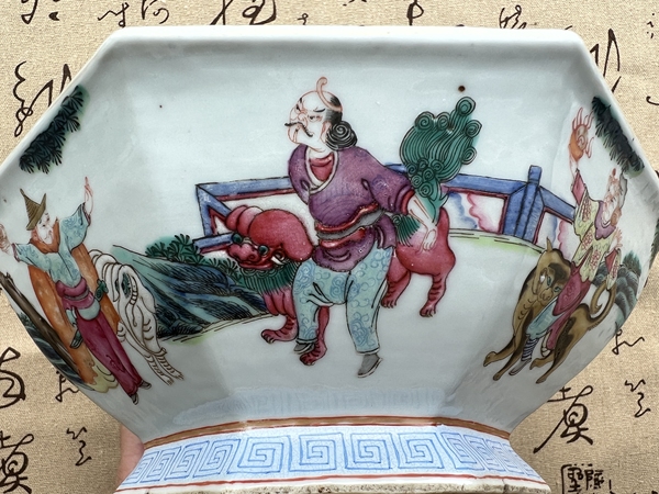 古玩陶瓷清同治粉彩八蠻進寶故事圖貢碗拍賣,當前價格8200元
