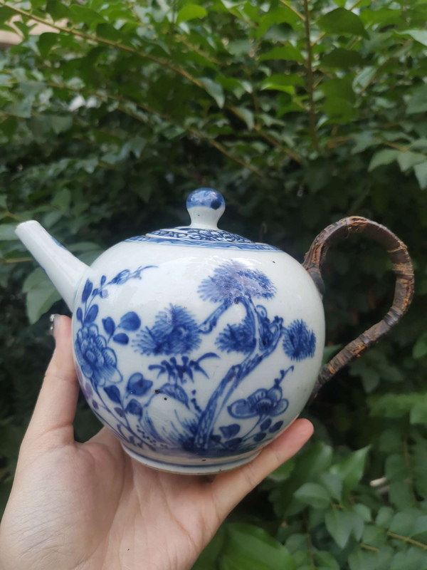 古玩陶瓷【7302】清康熙 青花牡丹松竹圖一粒珠茶壺拍賣,當前價格3500元