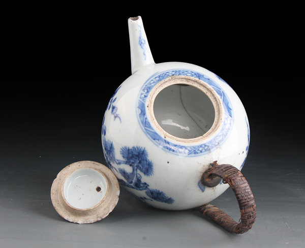 古玩陶瓷【7302】清康熙 青花牡丹松竹圖一粒珠茶壺拍賣,當前價格3500元